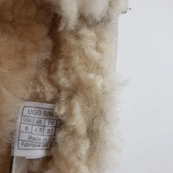 UGG Australia Woman's slippers
beige
Size 6 - Picture 12 of 12